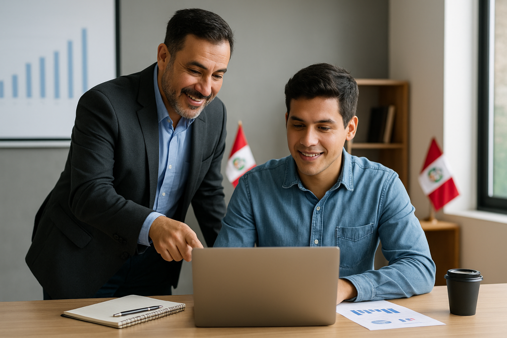 Mentor guiando a un emprendedor peruano frente a una laptop en una sala de capacitación, representando programas de mentoría y formación gratuitos para emprendedores.